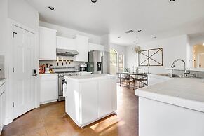 Shaded Getaway w/ BBQ & Fire Pit in Austin!