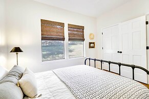 Shaded Getaway w/ BBQ & Fire Pit in Austin!