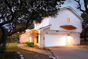 Shaded Getaway w/ BBQ & Fire Pit in Austin!