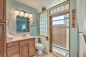 Screened Lanai: Colorful Cape Coral Retreat