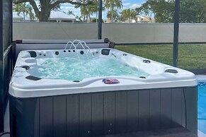 5 Mi to Disney World: Retreat w/ Pool & Lanai!