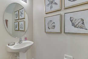 Kissimmee Retreat w/ Pool Access < 4 Mi to Disney!