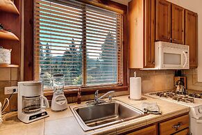 Inviting Ski Getaway < 1 Mile to Northstar Resort!