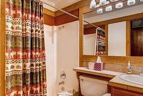 Inviting Ski Getaway < 1 Mile to Northstar Resort!