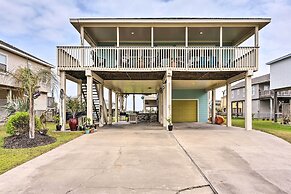 Pool Access & Walk to Beach: Galveston Home