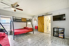 Galveston Cottage ~ 1 Mi to Beach: Pet Friendly!