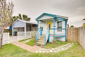 Galveston Cottage ~ 1 Mi to Beach: Pet Friendly!