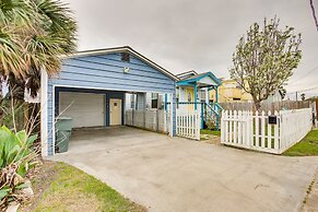 Galveston Cottage ~ 1 Mi to Beach: Pet Friendly!