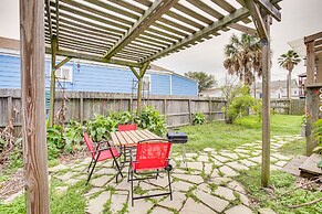 Galveston Cottage ~ 1 Mi to Beach: Pet Friendly!