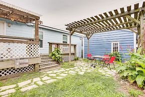 Galveston Cottage ~ 1 Mi to Beach: Pet Friendly!