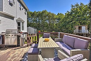 Poconos Escape w/ Hot Tub & Fire Pit