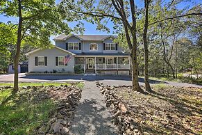 Poconos Escape w/ Hot Tub & Fire Pit