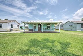 Half-mi to Seadrift Harbor: Seadrift Home w/ Deck