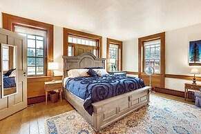 Timeless Winesburg Farmhouse w/ Deck