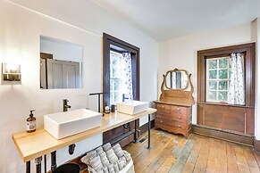 Timeless Winesburg Farmhouse w/ Deck