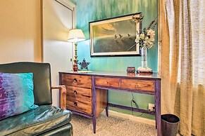 Artsy Getaway ~ 8 Miles to Downtown Kansas City!