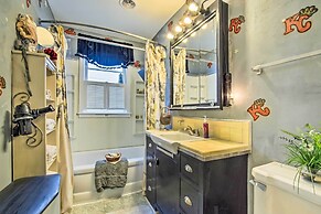 Artsy Getaway ~ 8 Miles to Downtown Kansas City!
