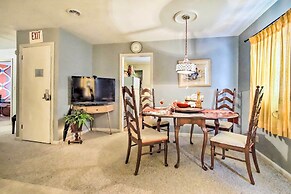 Artsy Getaway ~ 8 Miles to Downtown Kansas City!