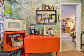 Artsy Getaway ~ 8 Miles to Downtown Kansas City!