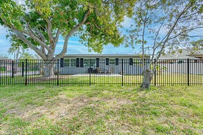 Bright Venice Getaway < 1 Mi to Historic Dtwn