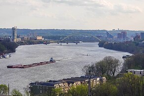 Queen City Home w/ Ohio River View - 3 Mi to Dtwn!