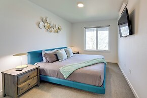 Scenic Depoe Bay Townhome w/ Deck < 1 Mi to Parks!