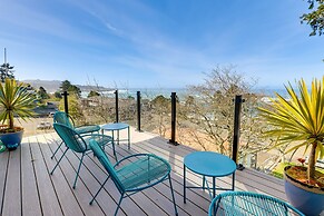 Scenic Depoe Bay Townhome w/ Deck < 1 Mi to Parks!