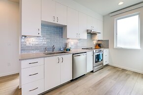 Scenic Depoe Bay Townhome w/ Deck < 1 Mi to Parks!