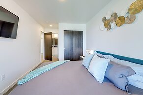 Scenic Depoe Bay Townhome w/ Deck < 1 Mi to Parks!