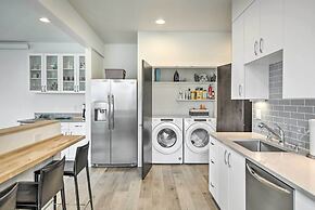 Scenic Depoe Bay Townhome w/ Deck < 1 Mi to Parks!