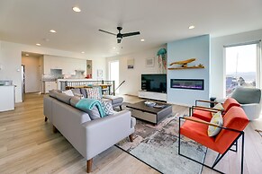 Scenic Depoe Bay Townhome w/ Deck < 1 Mi to Parks!