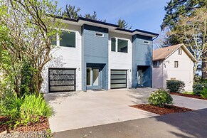 Scenic Depoe Bay Townhome w/ Deck < 1 Mi to Parks!