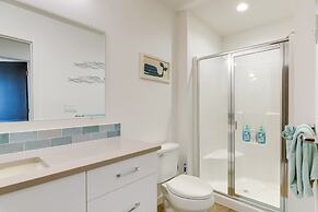 Scenic Depoe Bay Townhome w/ Deck < 1 Mi to Parks!