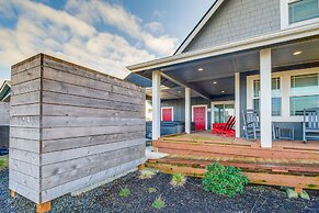 Ocean Shores Getaway w/ Fireplace & Hot Tub!
