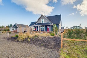 Ocean Shores Getaway w/ Fireplace & Hot Tub!