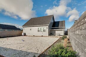 Ocean Shores Getaway w/ Fireplace & Hot Tub!