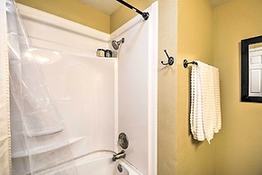 Spacious Tacoma Getaway: 2 Mi to Old Town!