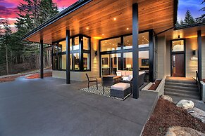 'pahto's Retreat' Luxe White Salmon Home: Hot Tub