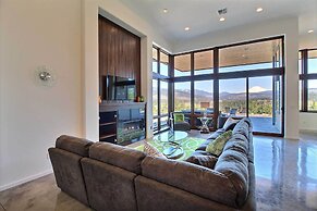 'pahto's Retreat' Luxe White Salmon Home: Hot Tub