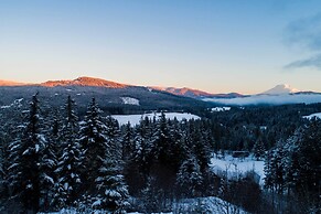 'pahto's Retreat' Luxe White Salmon Home: Hot Tub