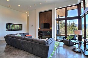 'pahto's Retreat' Luxe White Salmon Home: Hot Tub