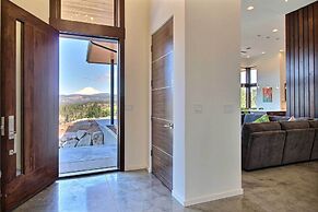 'pahto's Retreat' Luxe White Salmon Home: Hot Tub