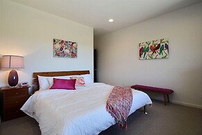 'pahto's Retreat' Luxe White Salmon Home: Hot Tub