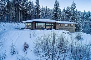 'pahto's Retreat' Luxe White Salmon Home: Hot Tub