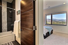 'pahto's Retreat' Luxe White Salmon Home: Hot Tub