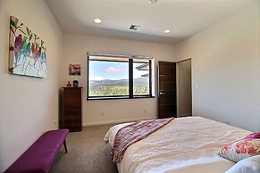 'pahto's Retreat' Luxe White Salmon Home: Hot Tub