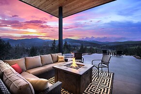 'pahto's Retreat' Luxe White Salmon Home: Hot Tub