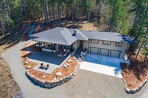 'pahto's Retreat' Luxe White Salmon Home: Hot Tub