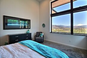 'pahto's Retreat' Luxe White Salmon Home: Hot Tub