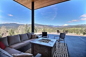 'pahto's Retreat' Luxe White Salmon Home: Hot Tub